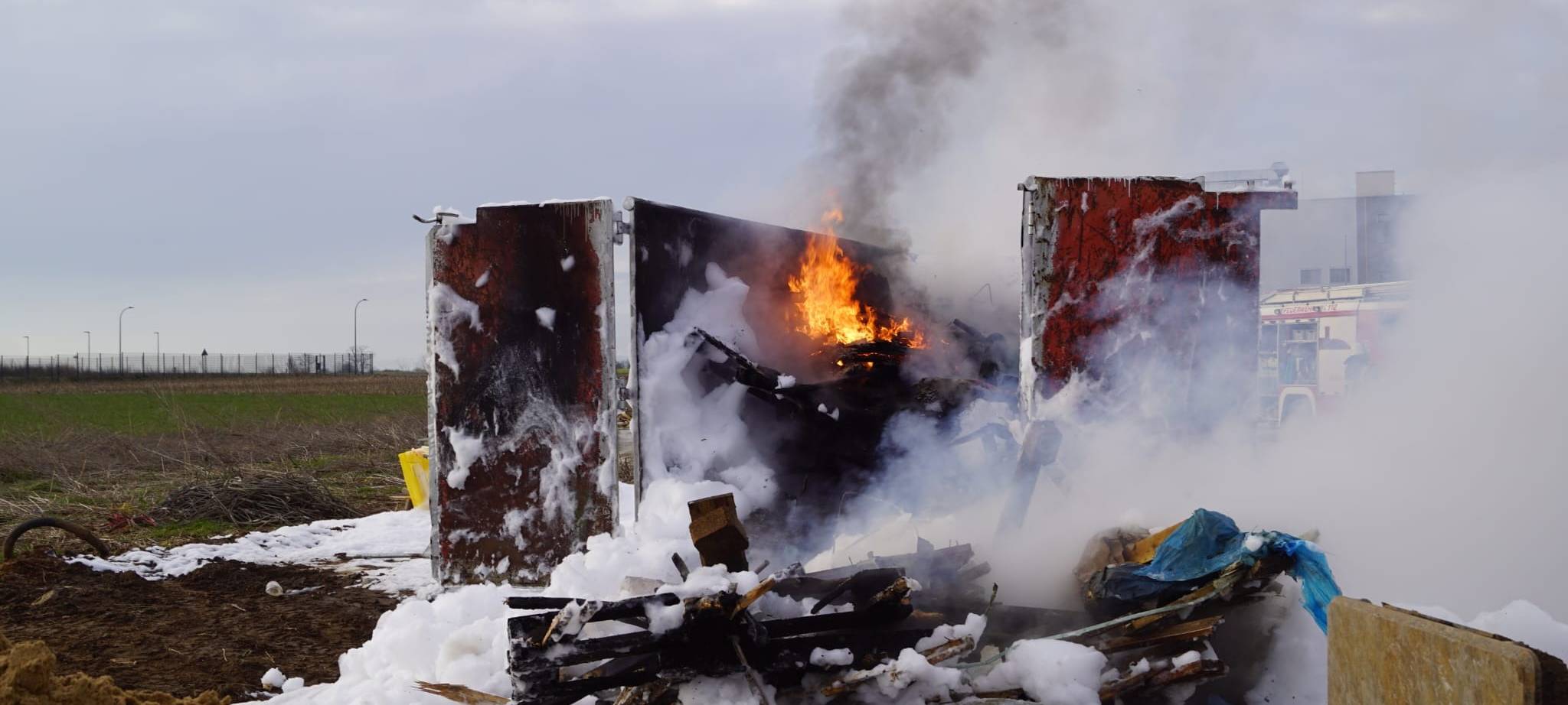 Feuerwehr löscht Container in Zülpicher Gewerbegebiet