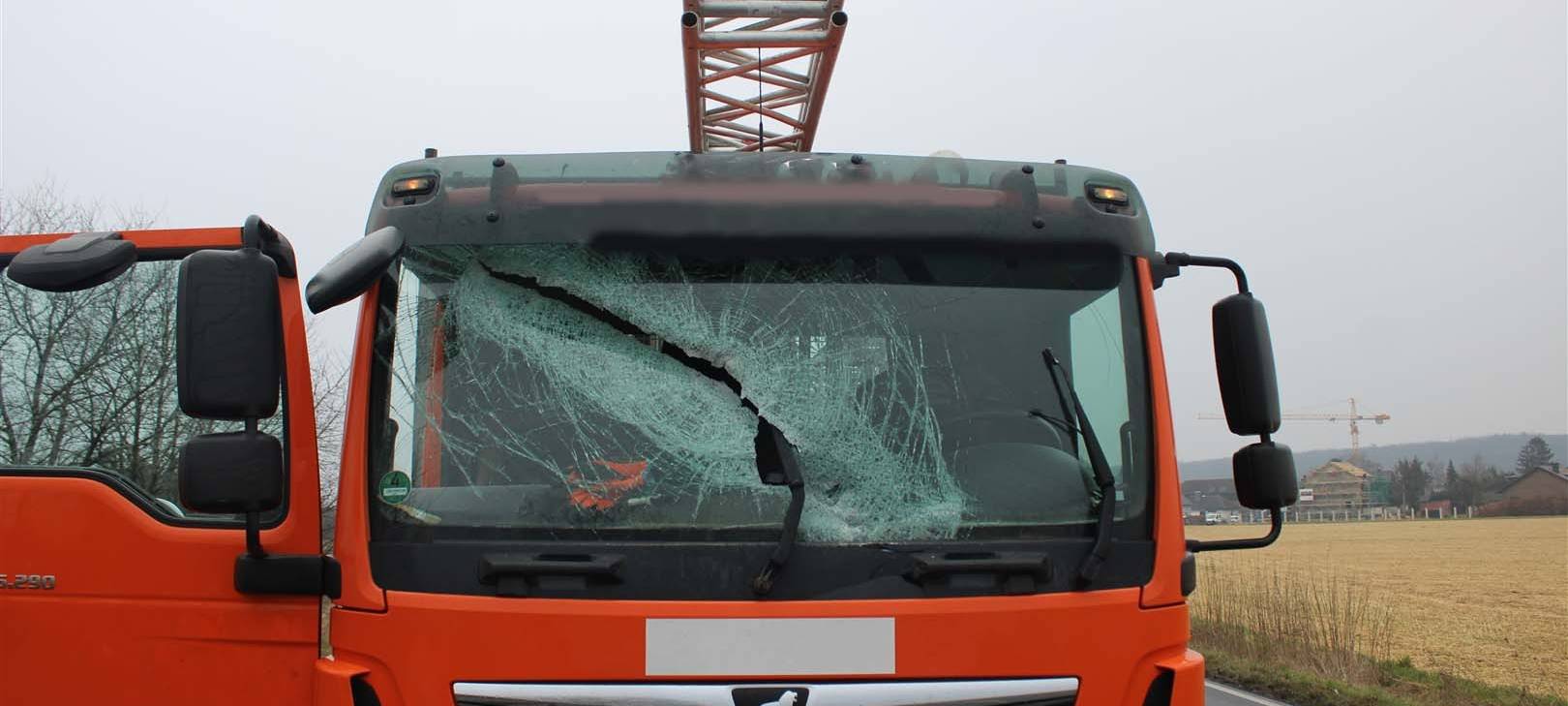 Unfall bei Düren: Heizkörper durchschlägt Windschutzscheibe