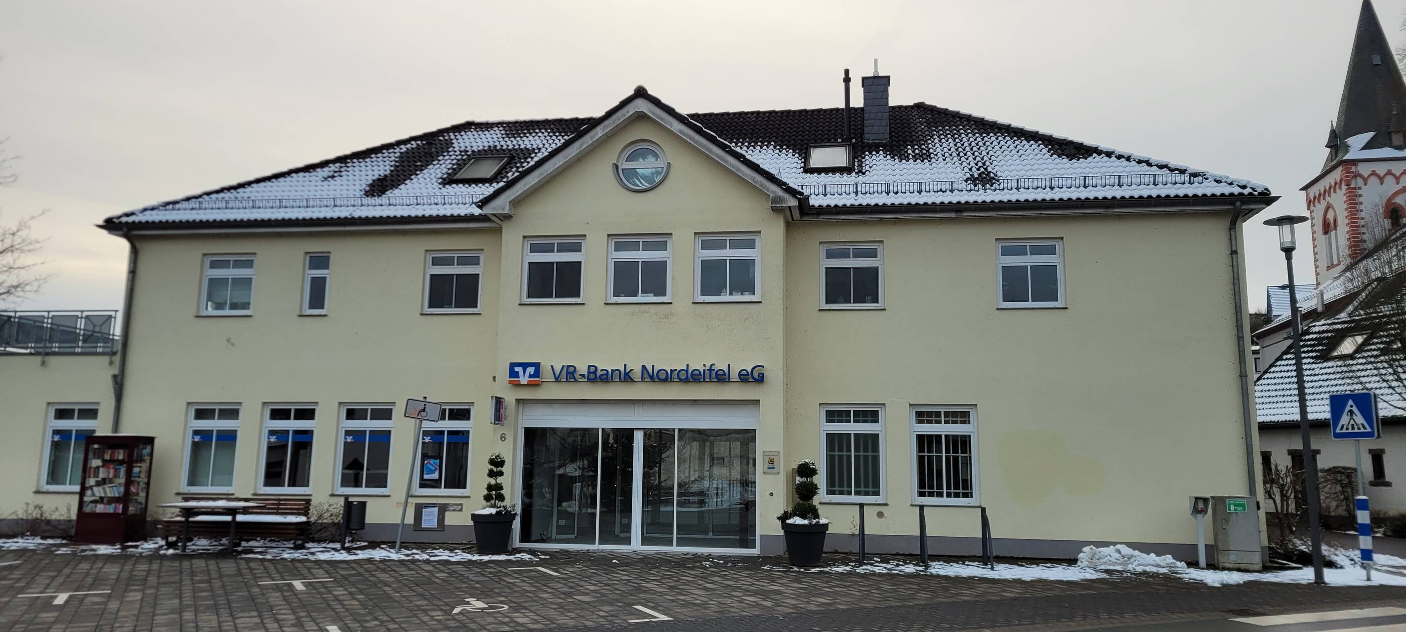 VR Bank Nordeifel in Dahlem öffnet wieder