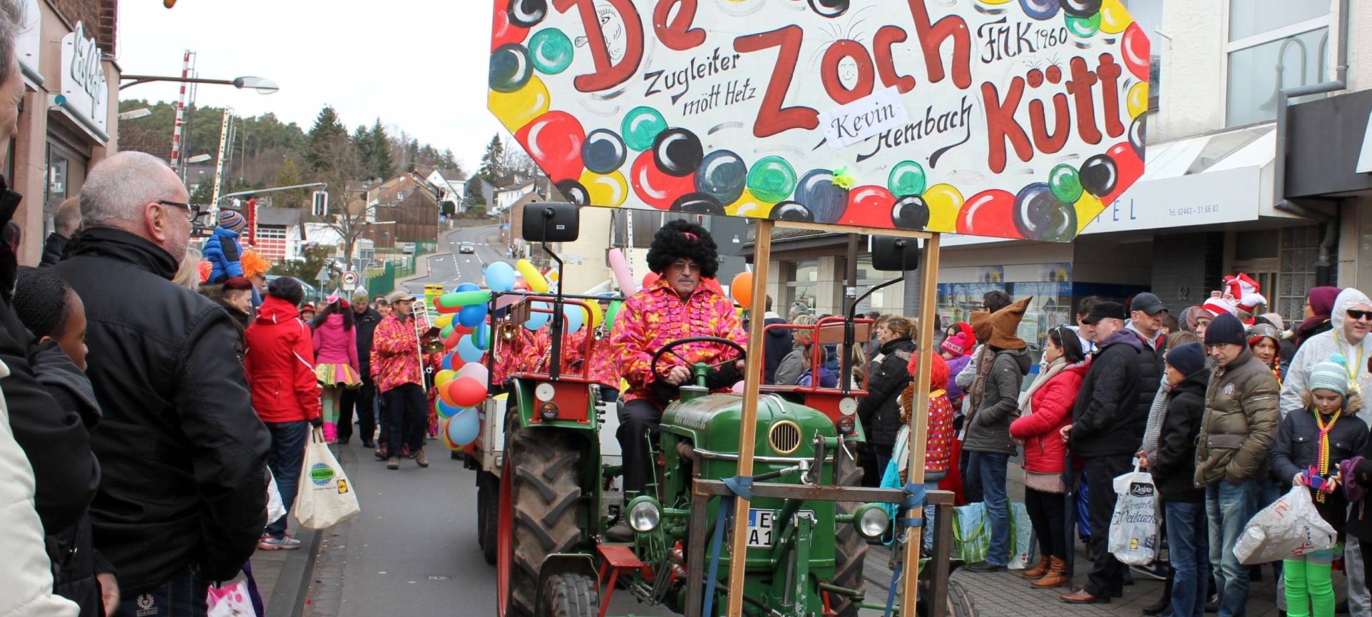 Knapp 30 Rosenmontagszüge im Kreis Euskirchen unterwegs