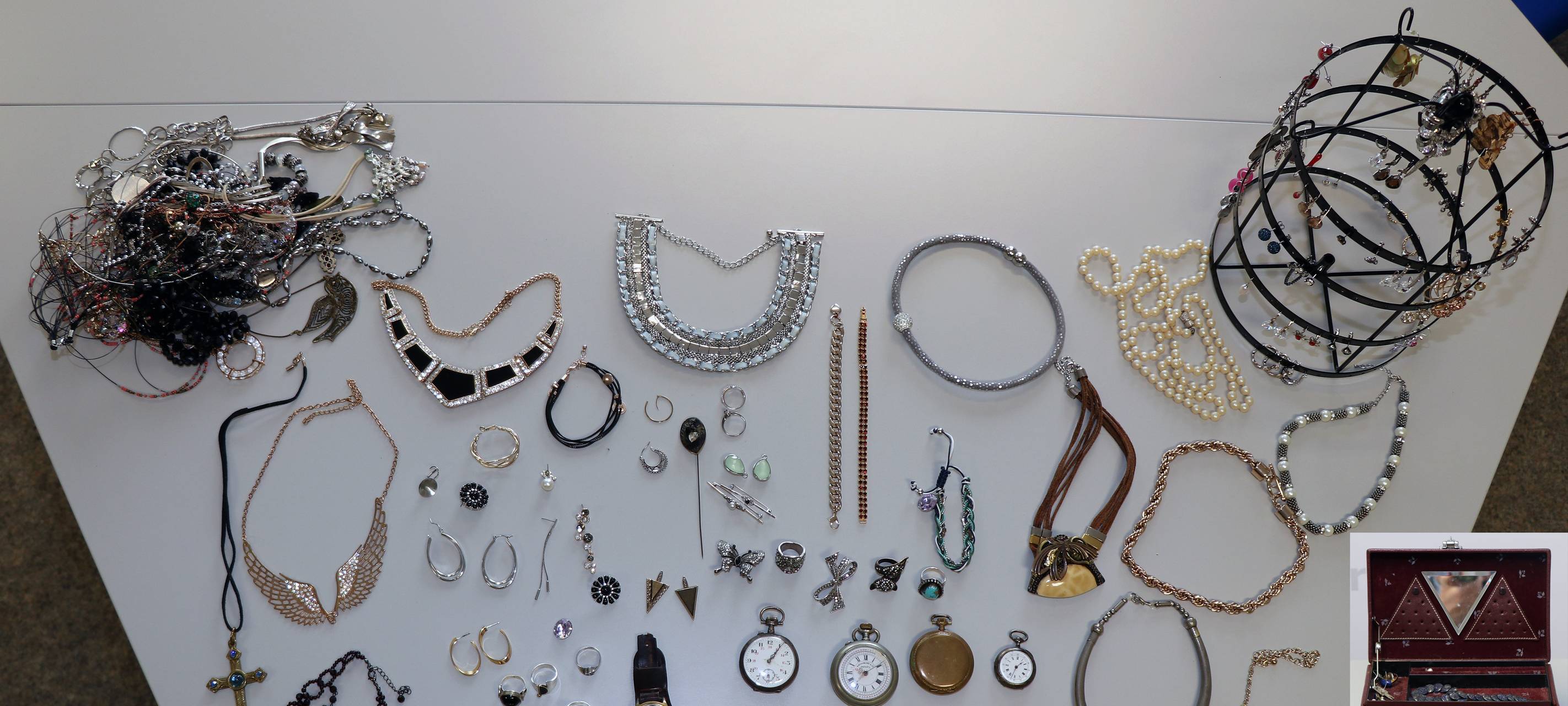 Wer kennt diese Schmuckstücke?