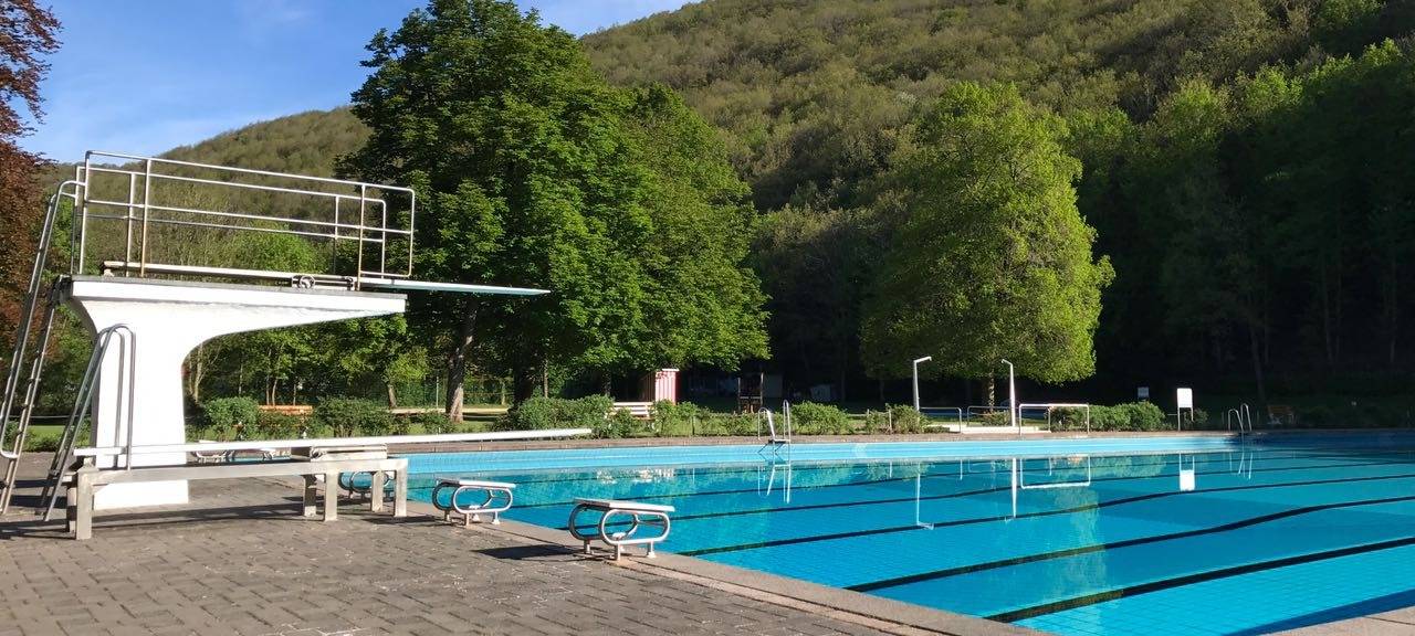 Steinwürfe ins Freibad Gemünd: Zwei Kinder verletzt