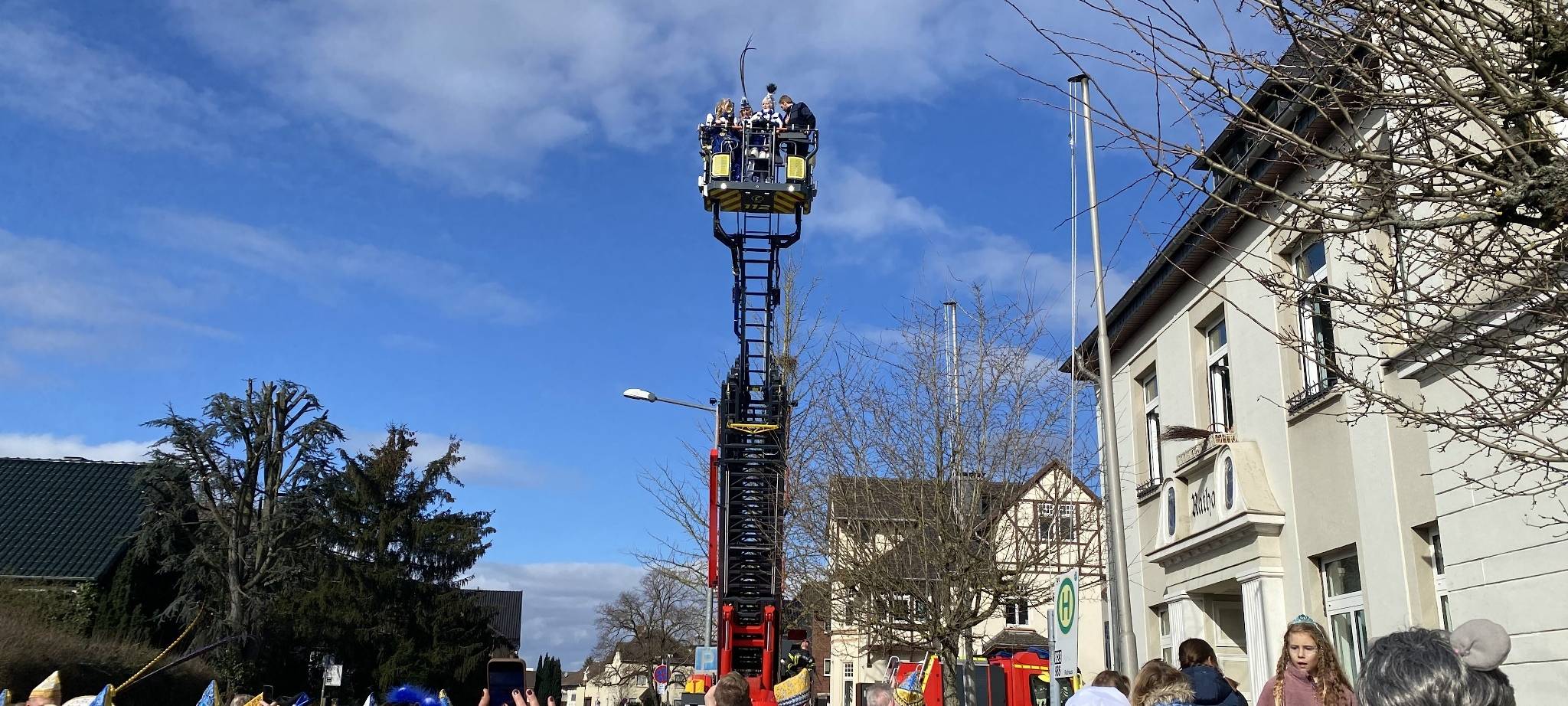 Jeckes Treiben an Weiberfastnacht in vielen Orten