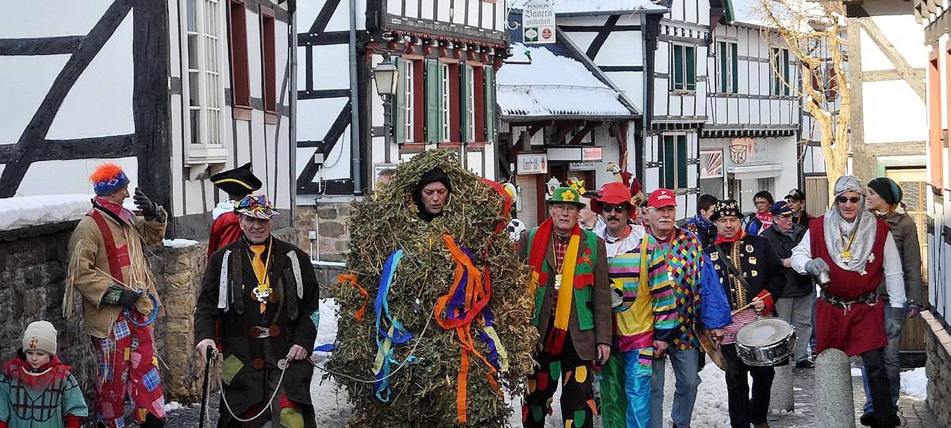 Veilchendienstag: Äerzebär in Kommern und weitere Züge