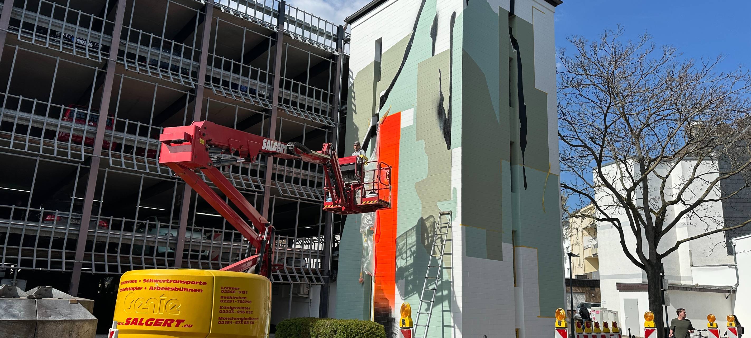 Abstrakte Kunst entsteht an Euskirchener Parkhaus