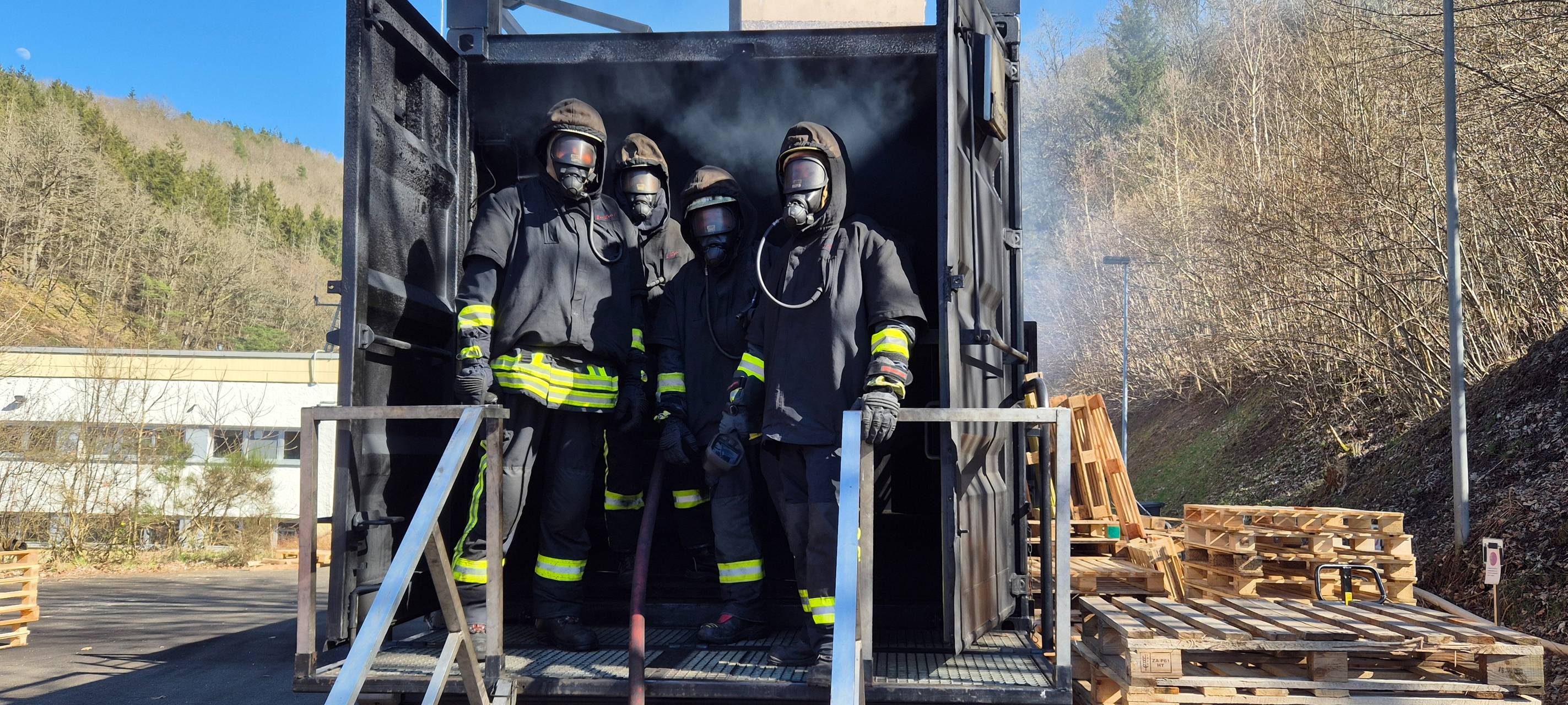Feuerwehrübung in Brandcontainer