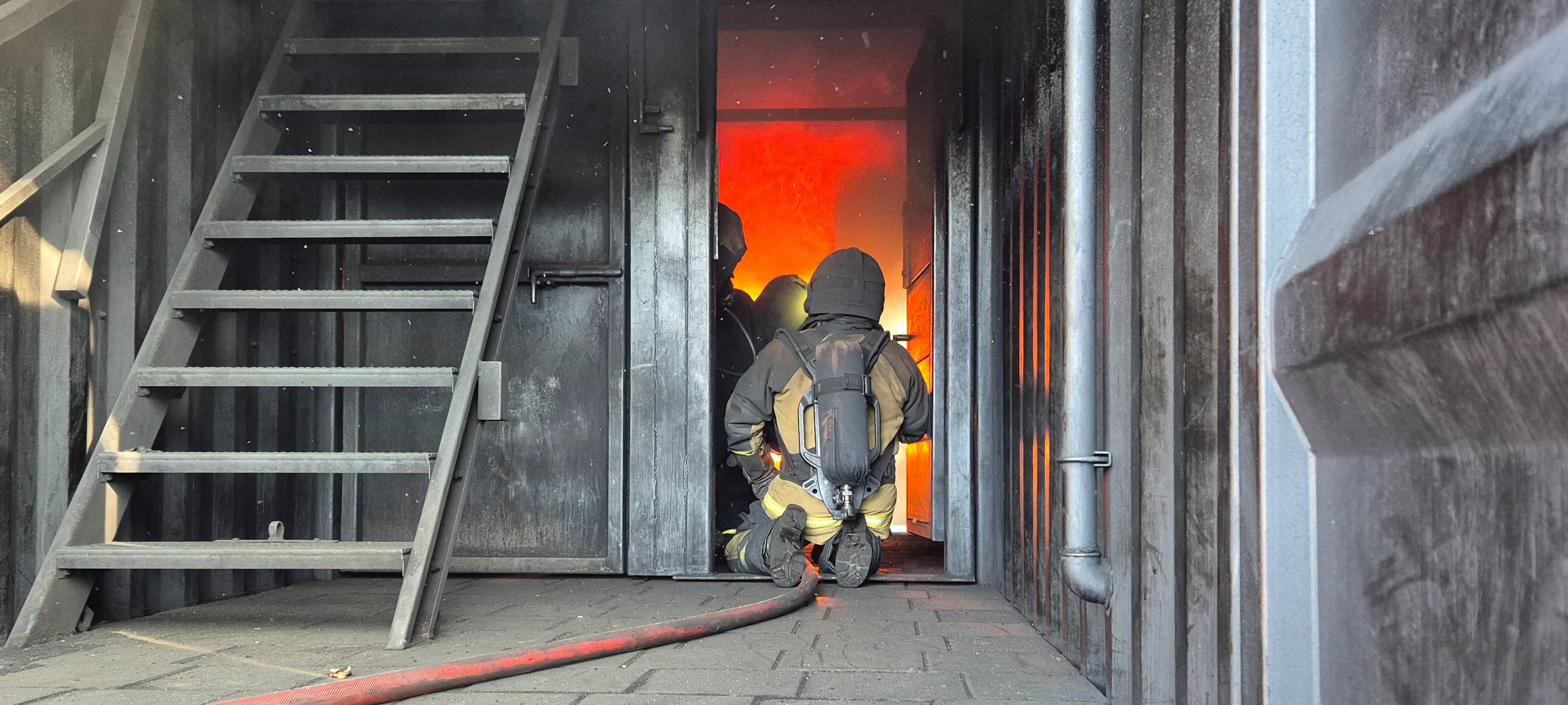 Feuerwehrübung in Brandcontainer