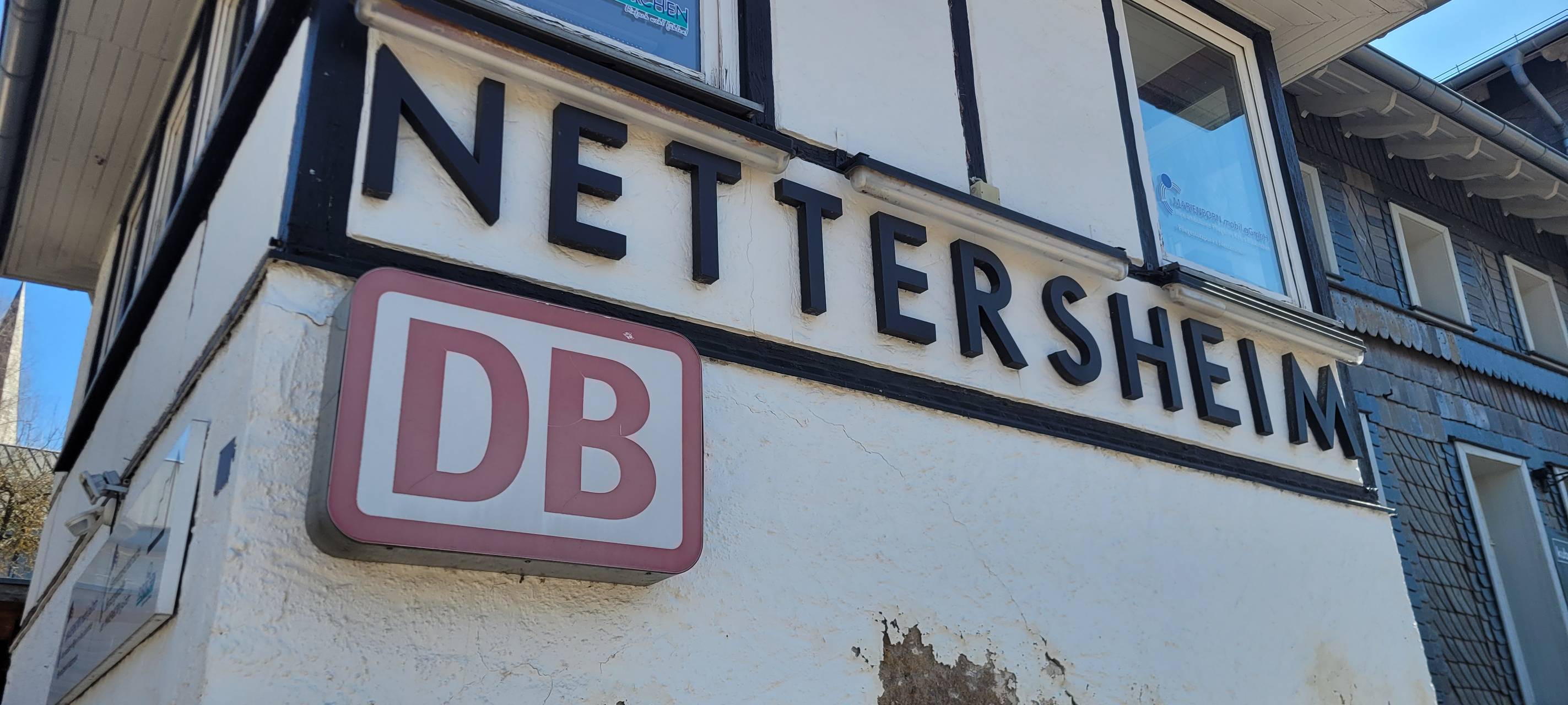 Tagsüber Züge und abends Busse