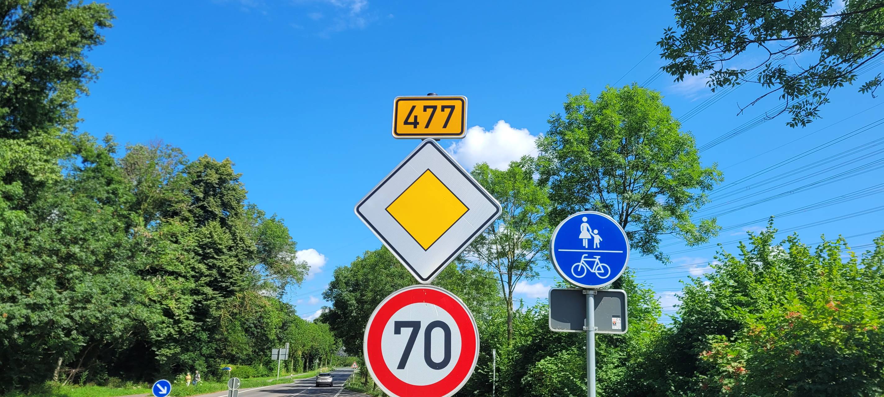Unbekannte werfen in Mechernich Steine auf Autos