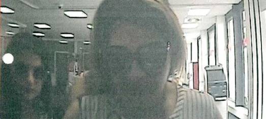 Nach Diebstahl bei Senioren: Polizei sucht Verdächtige