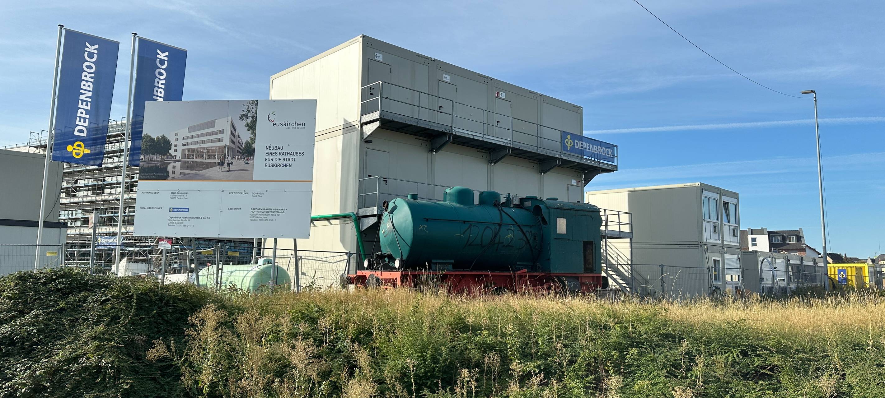 Spektakulärer Umzug der historischen Lok