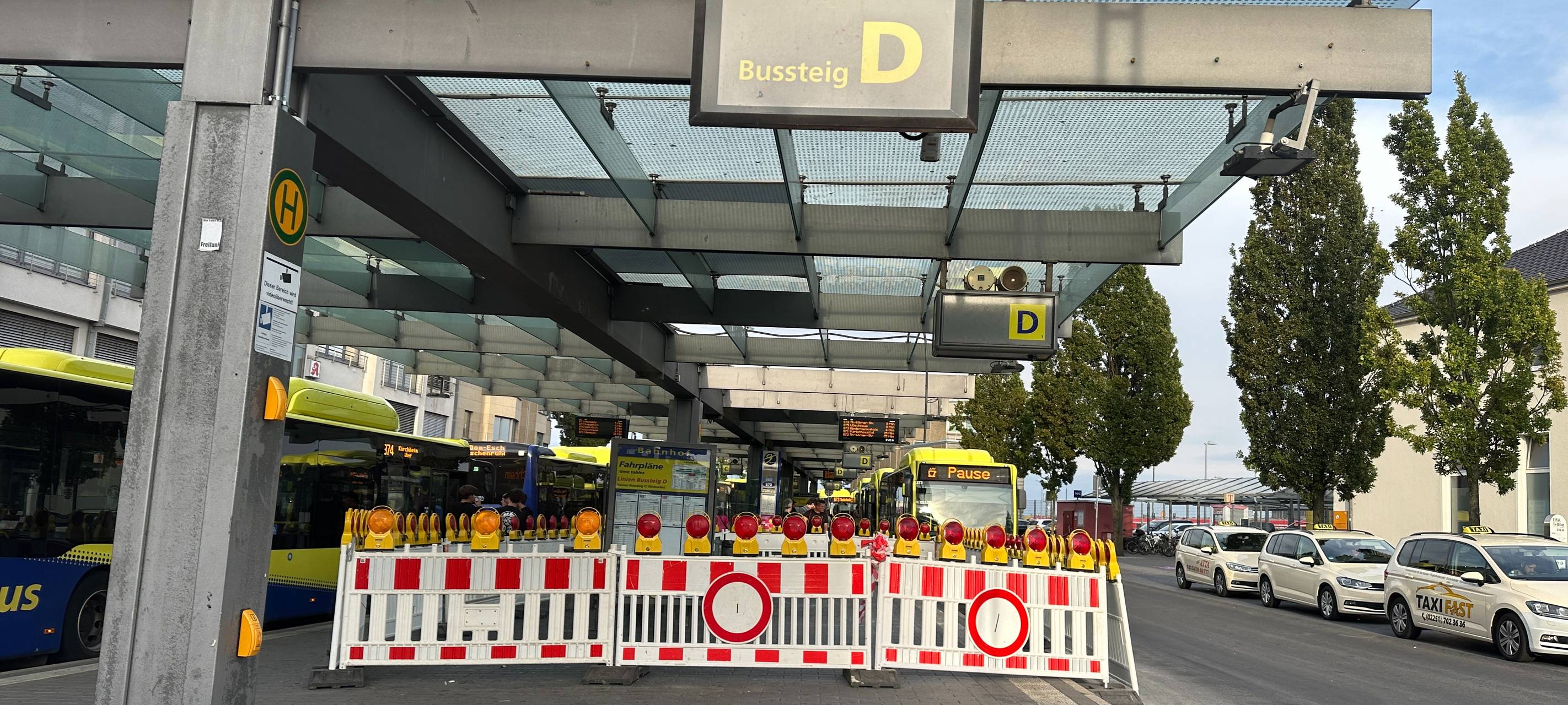 Bus kracht gegen Glasdach am Busbahnhof