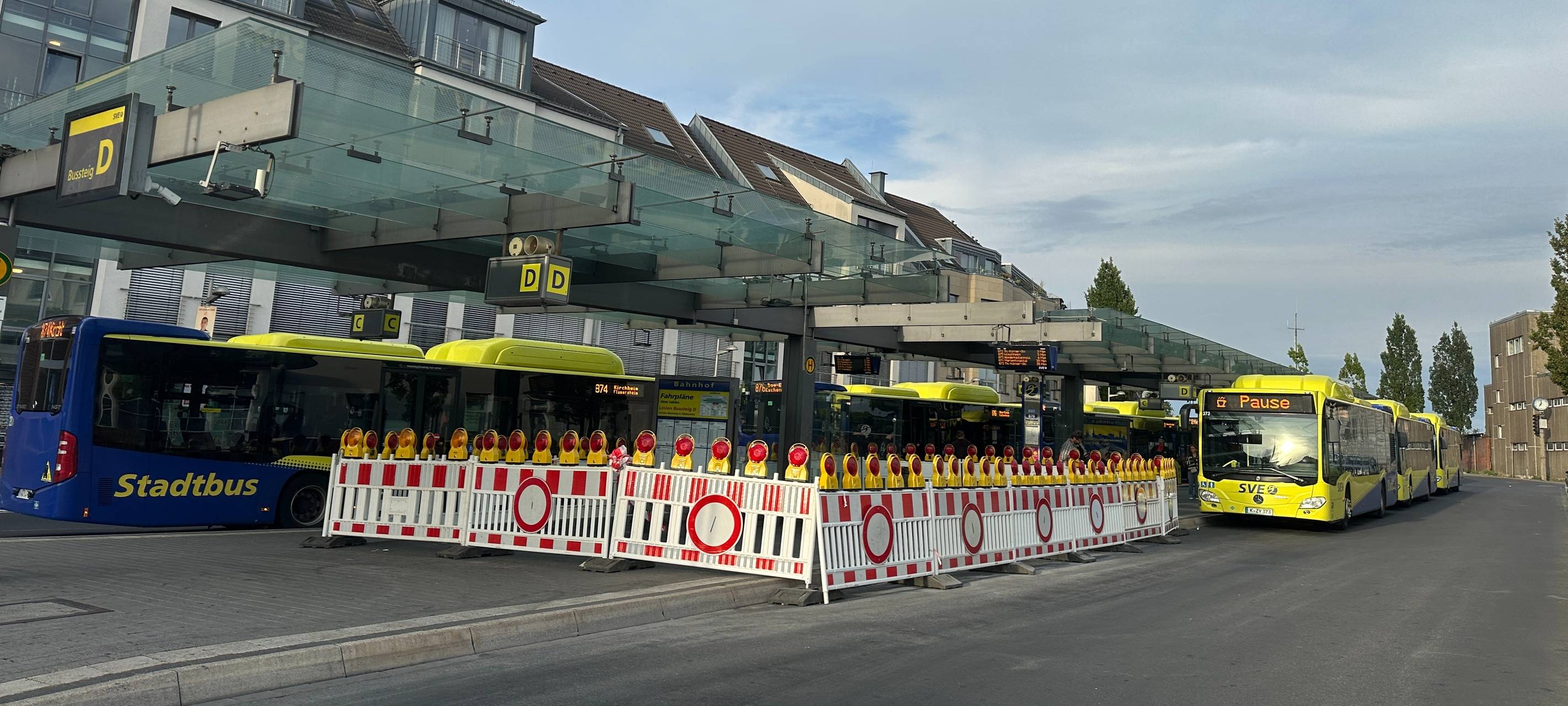 Bus kracht gegen Glasdach am Busbahnhof
