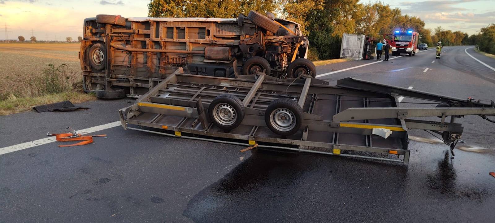 Euskirchen: Kleintransporter-Gespann kippt um