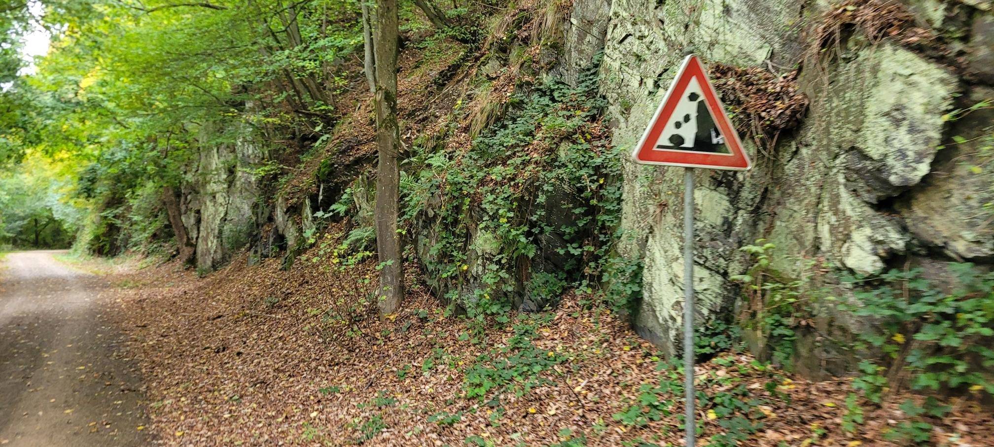 Urftseeweg gesperrt: Sicherungsarbeiten an Felsen
