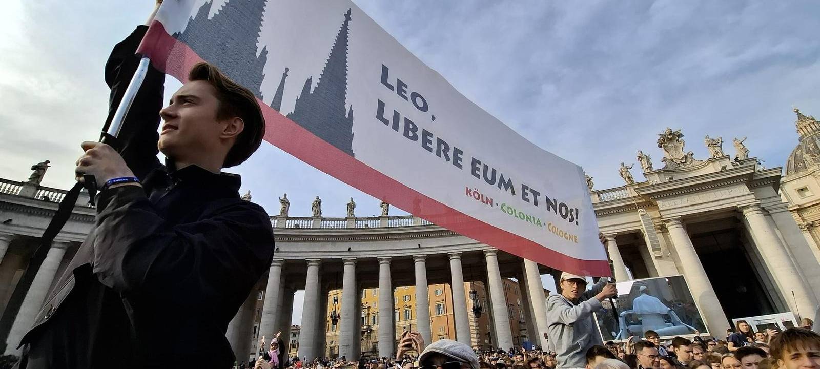 Messdiener protestieren gegen Kölner Kardinal Woelki