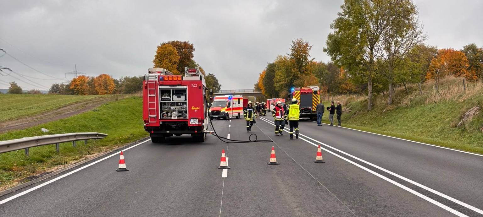 Frau stirbt bei Frontalzusammenstoß auf B51