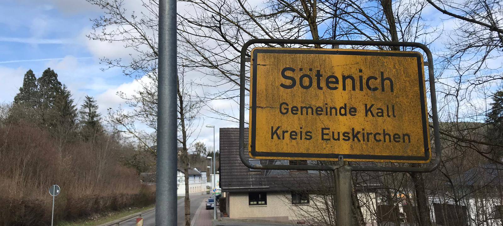 Mann bietet Kindern in Kall Gummibärchen an