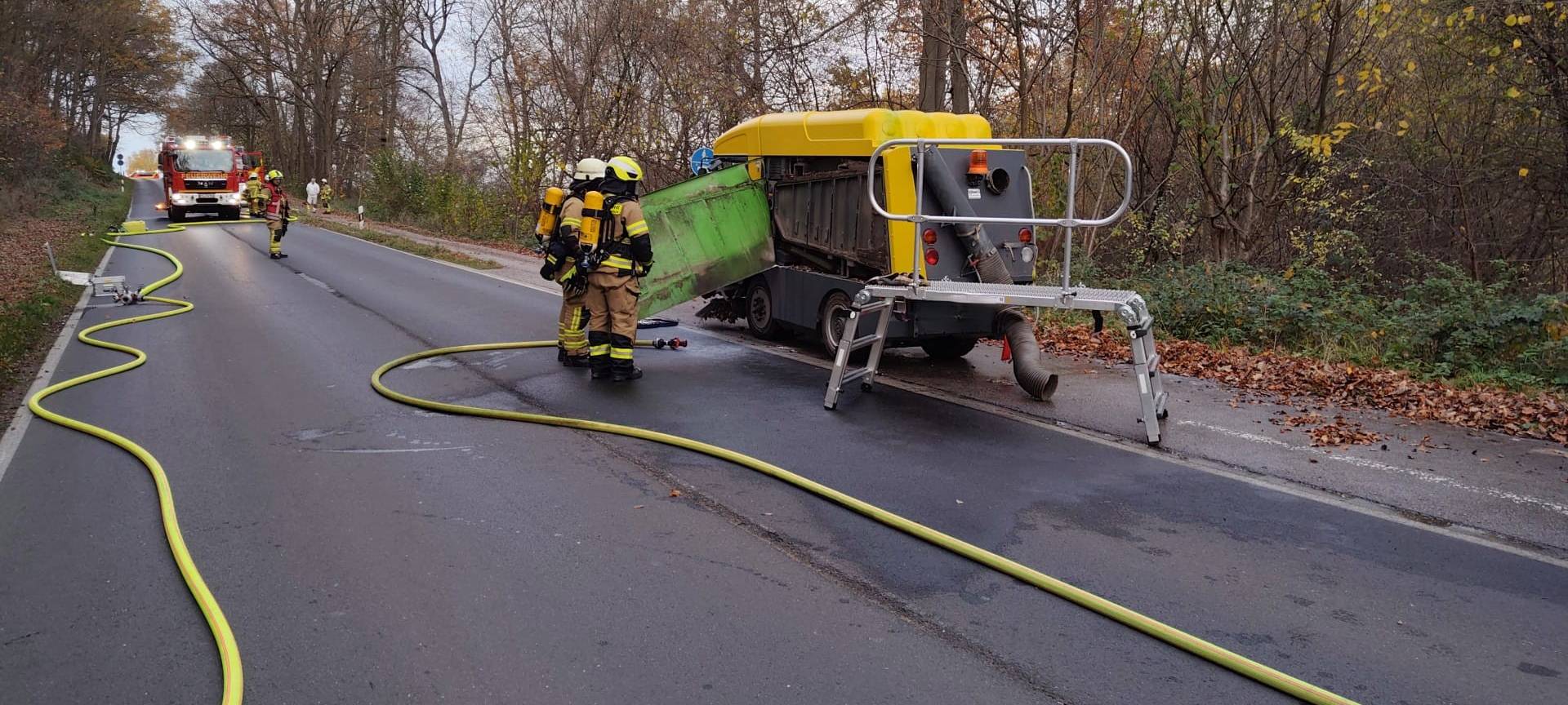Mit Gas betriebene Kehrmaschine in Brand geraten