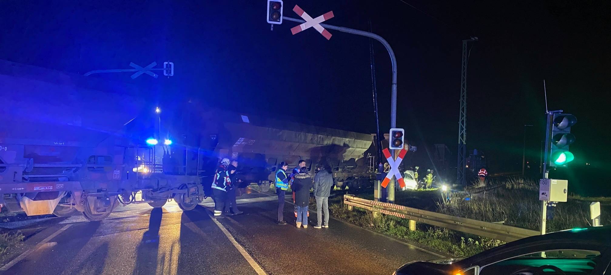 Unfall zwischen Auto und Zug