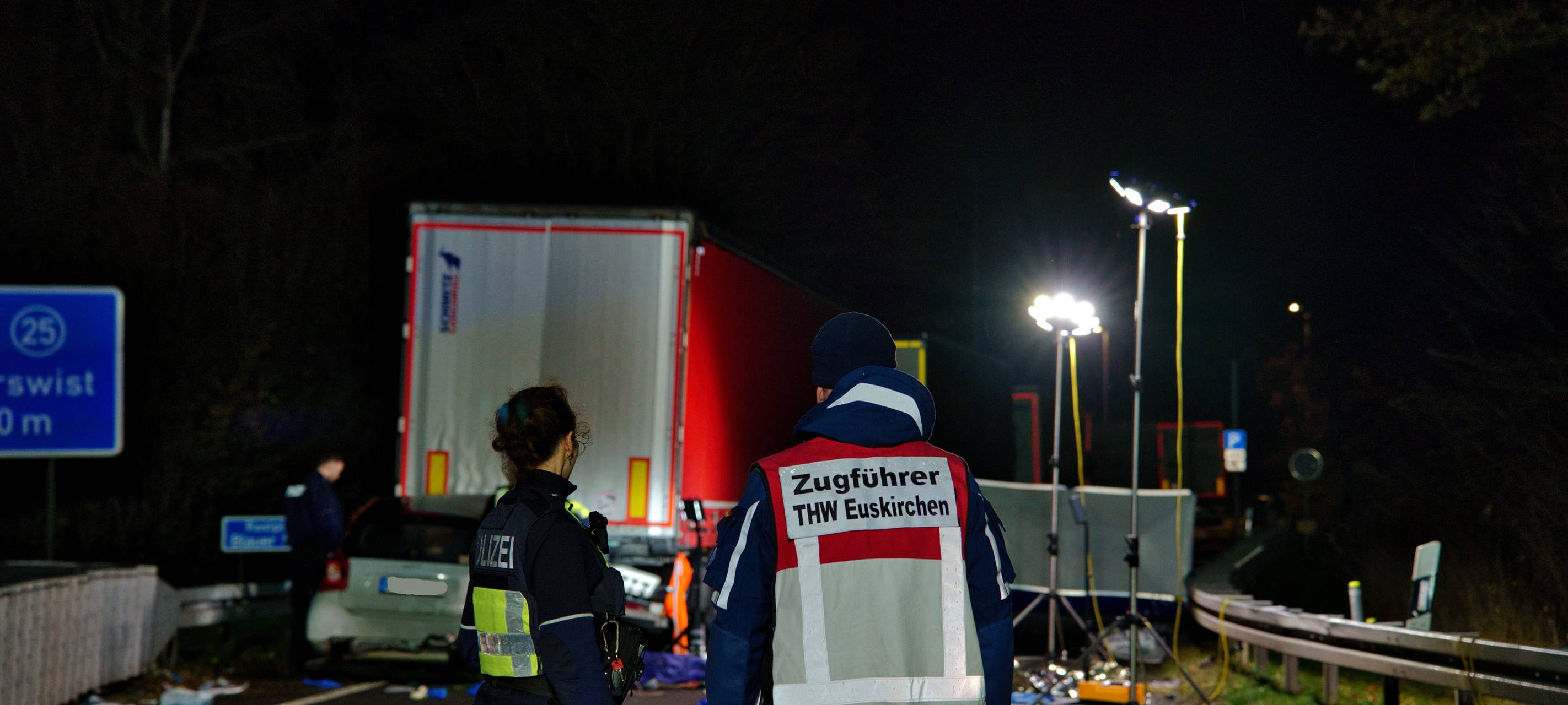 Auto fährt an A61 unter geparkten LKW – Beifahrer stirbt