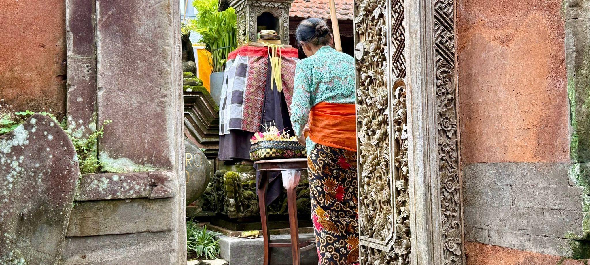 Balinesin in einem Tempel - Tag der Stille