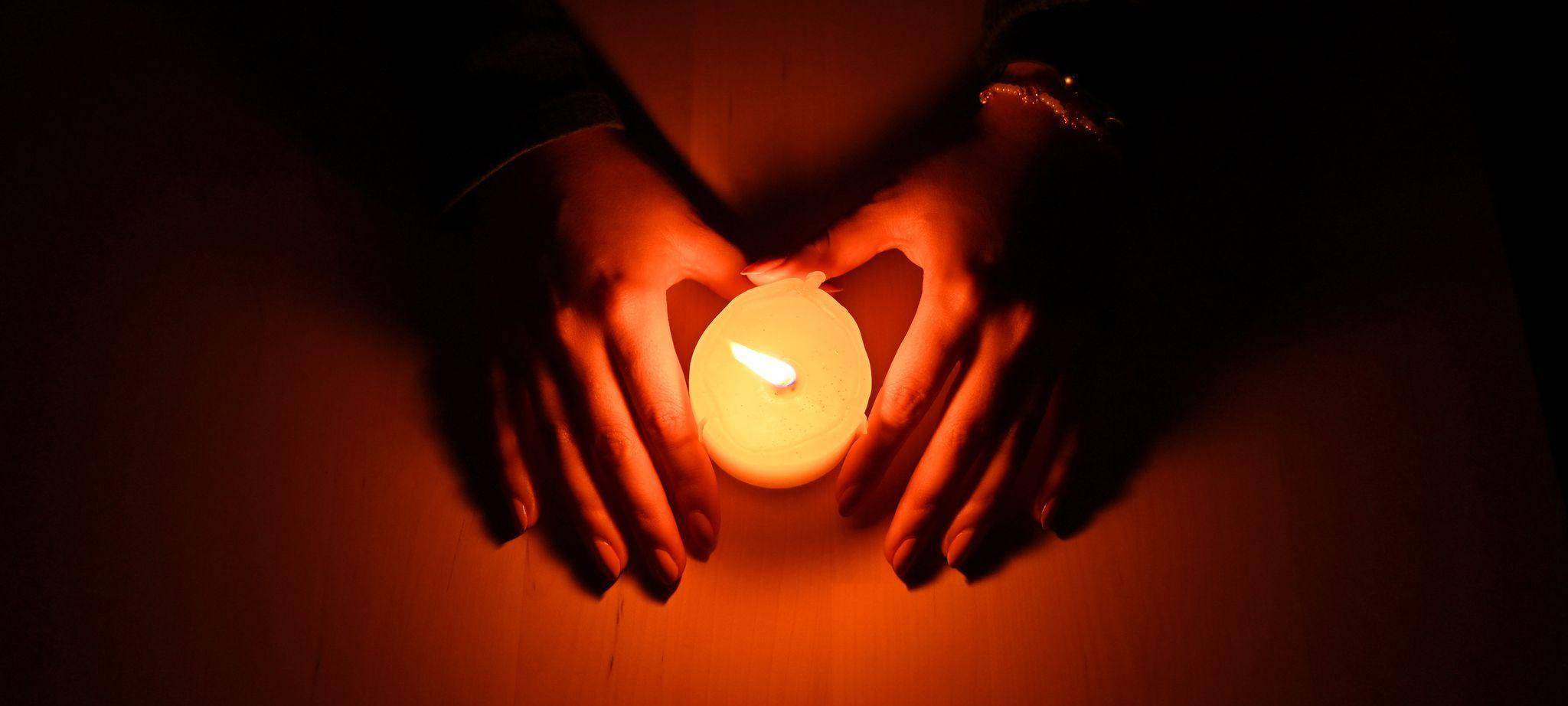 Kerze im Dunkeln