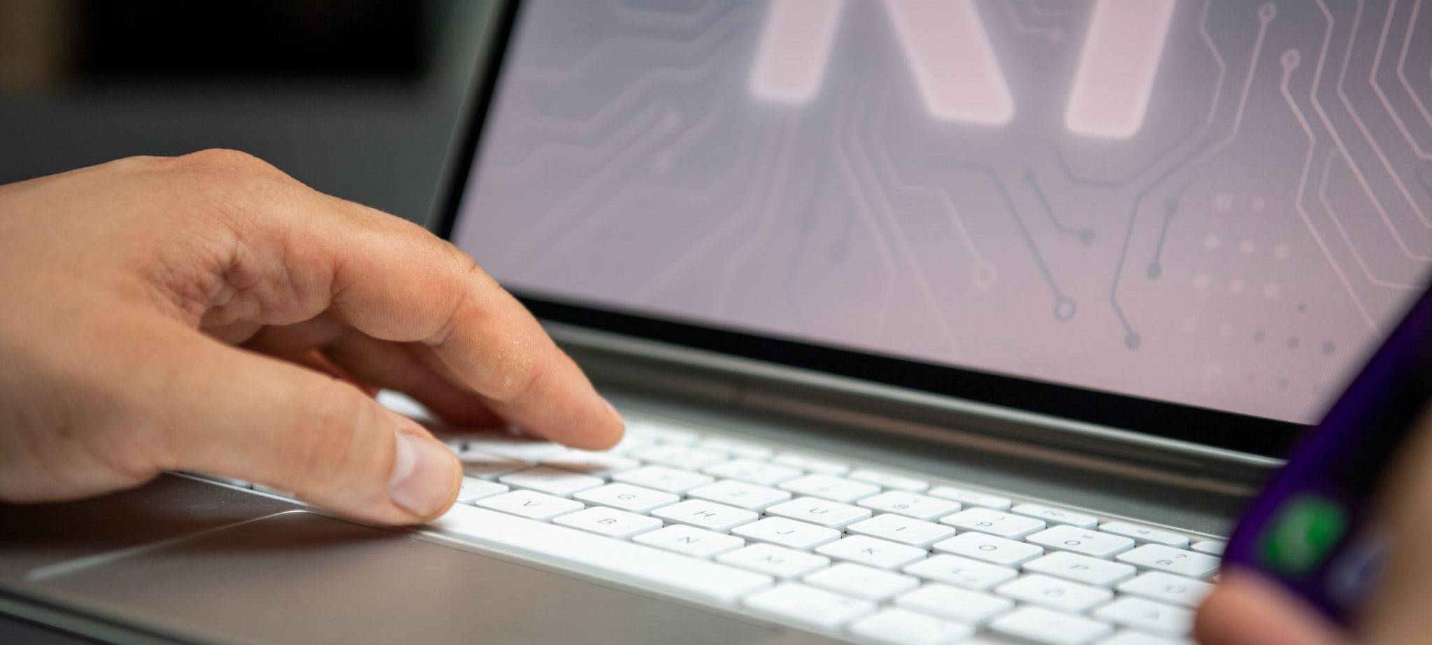 Ein Mann arbeitet am Laptop