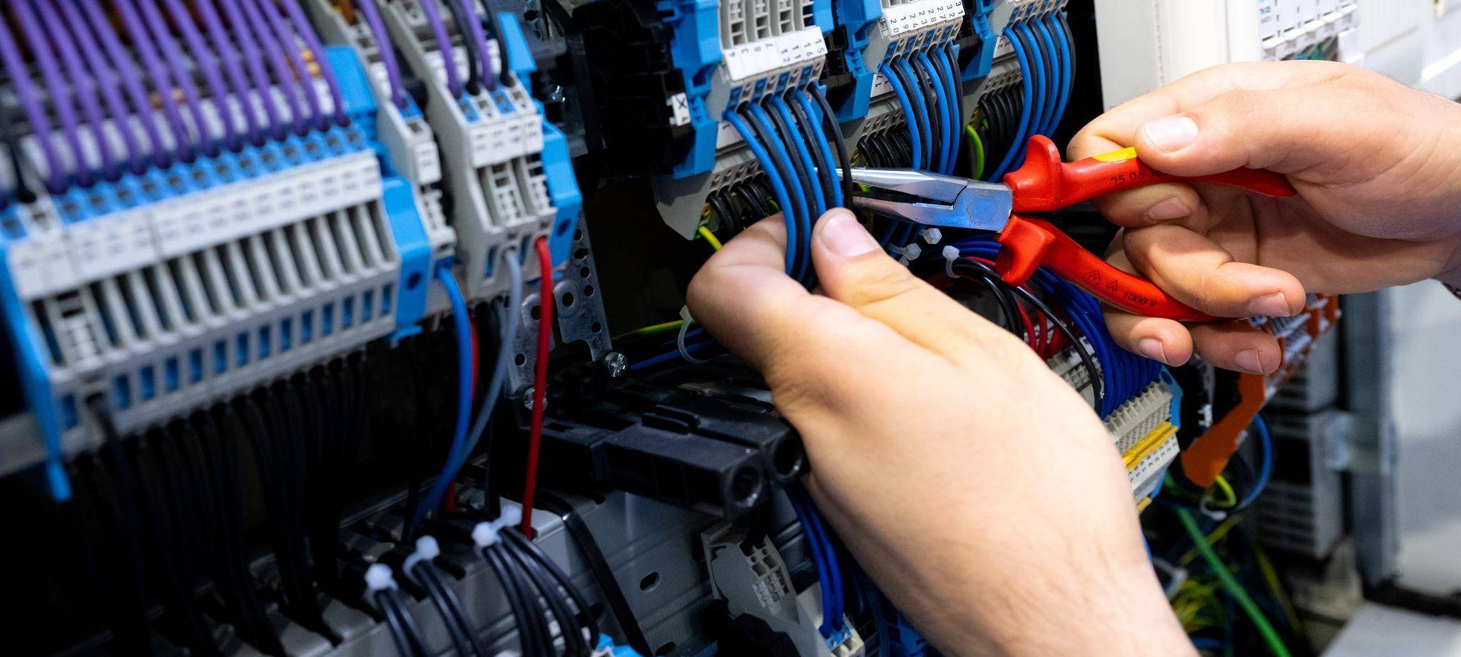 Elektriker bei der Arbeit