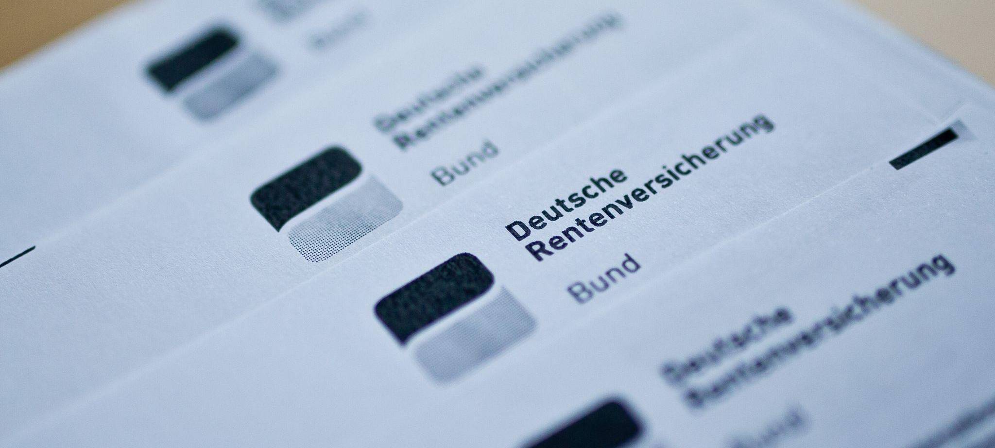 Rentenbescheide liegen auf einem Tisch