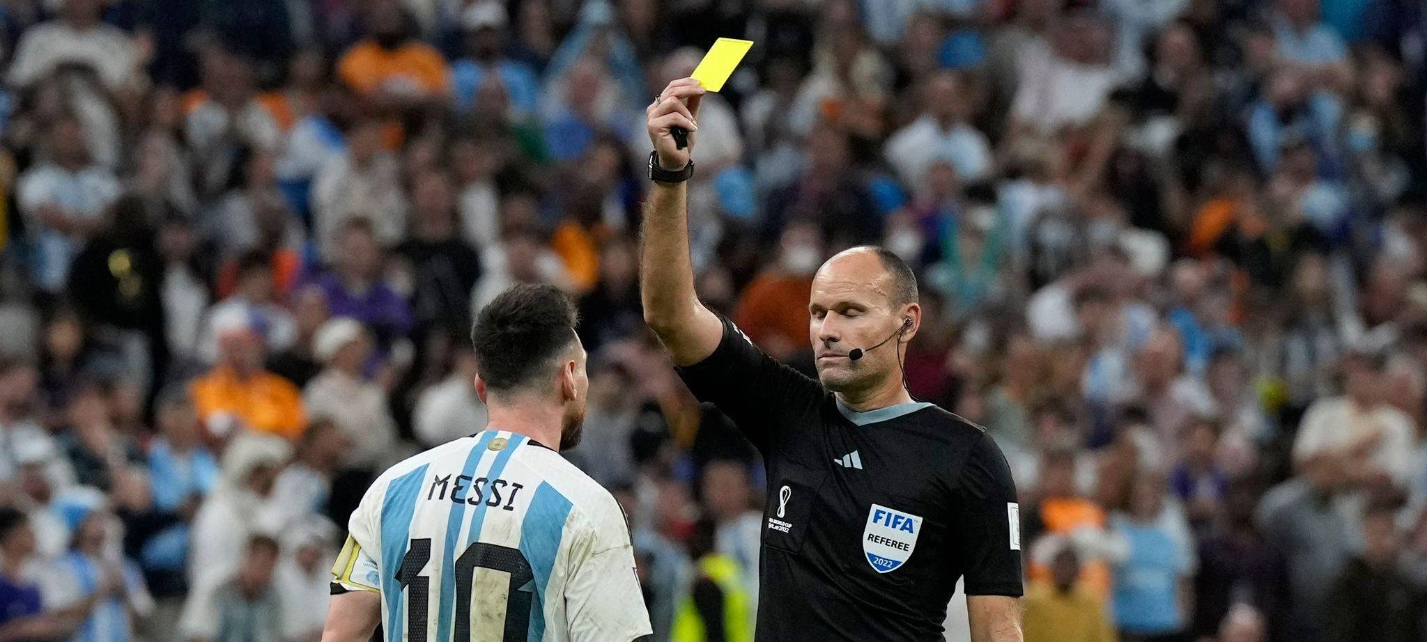 Antonio Mateu Lahoz und Lionel Messi