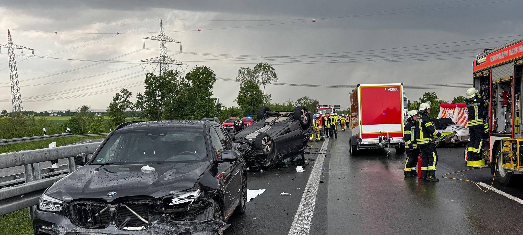 Frau stirbt bei Unfall auf A61 - Kind schwer verletzt