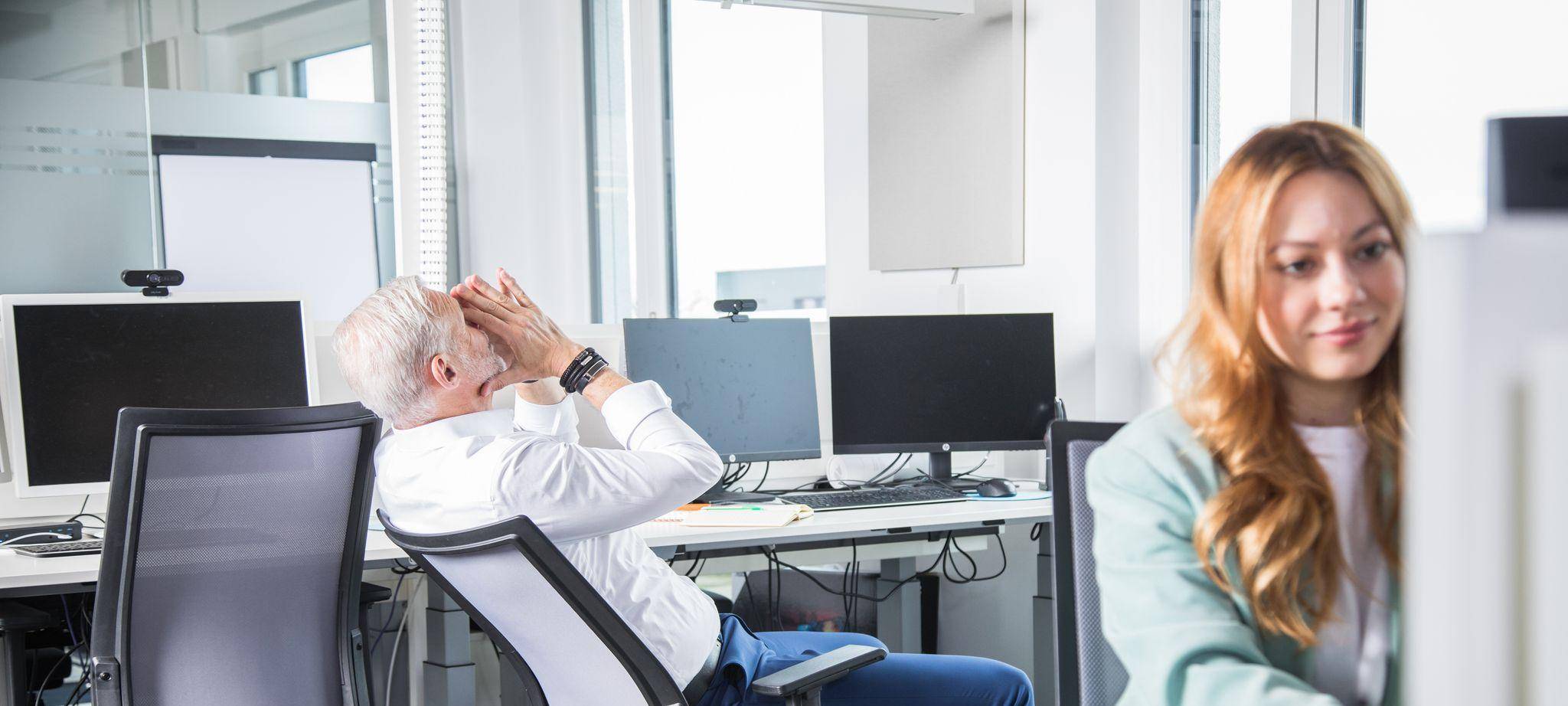 Zwei Kollegen arbeiten in einem Büro