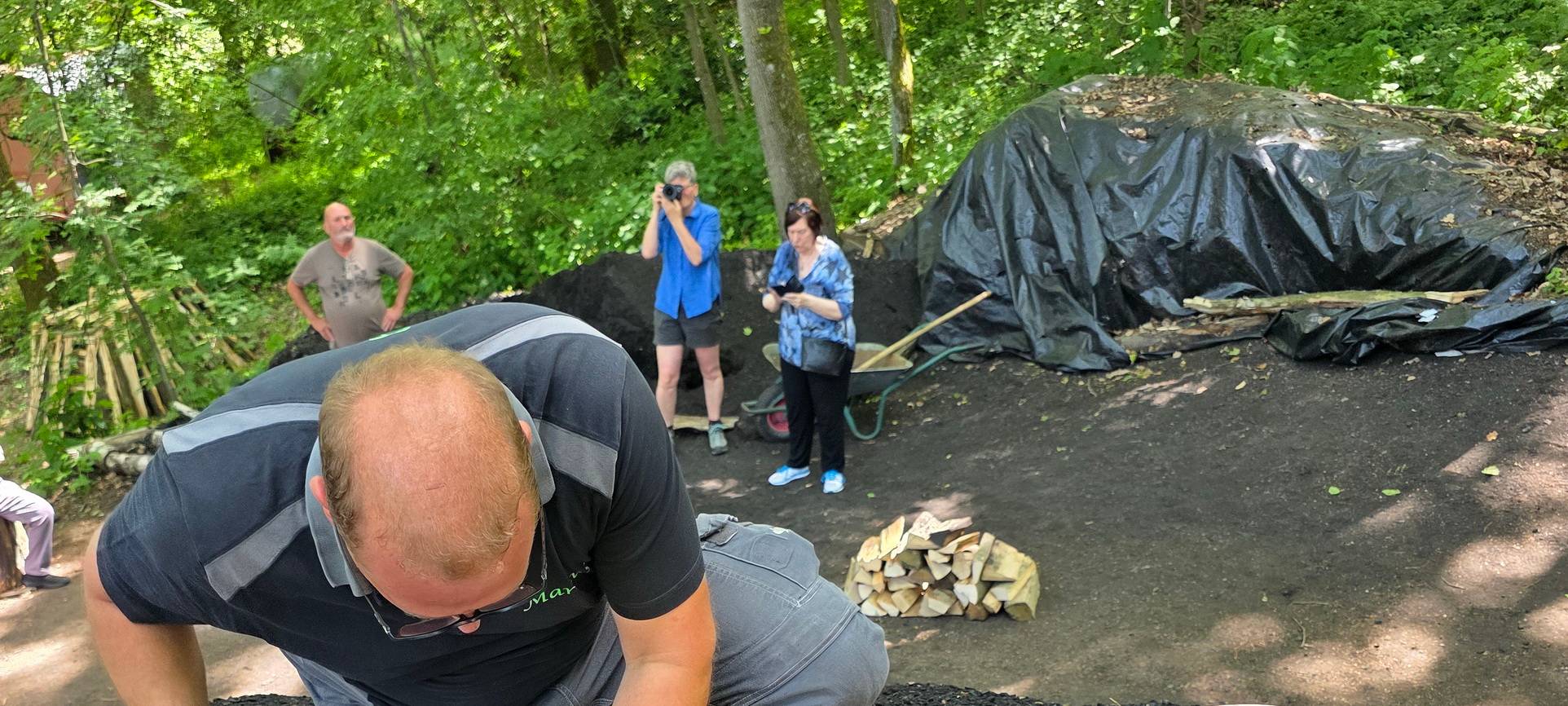Historischer Kohlemeiler brennt wieder