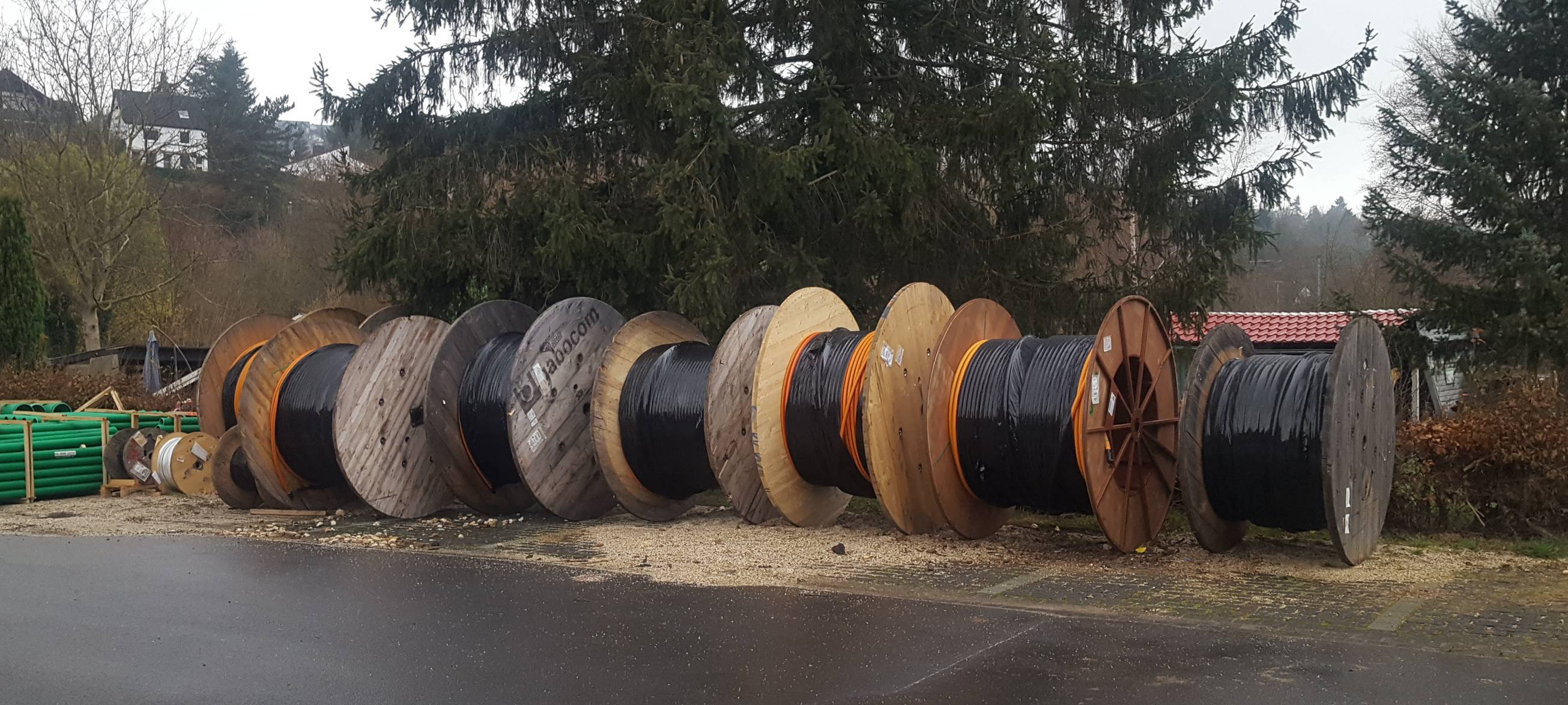 Diebe stehlen 500 kg schwere Kabeltrommel und Container