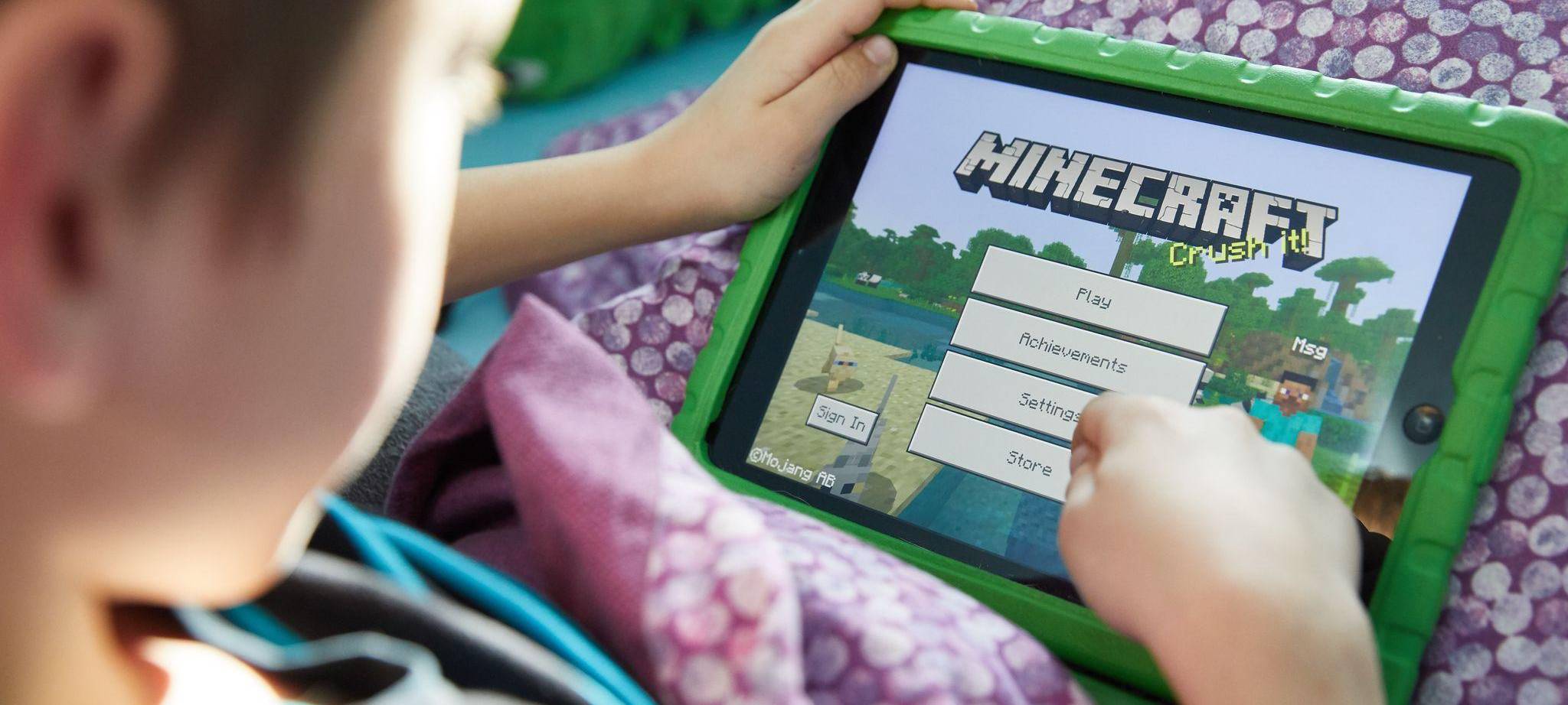 Ein Junge spielt das Computerspiel Minecraft.