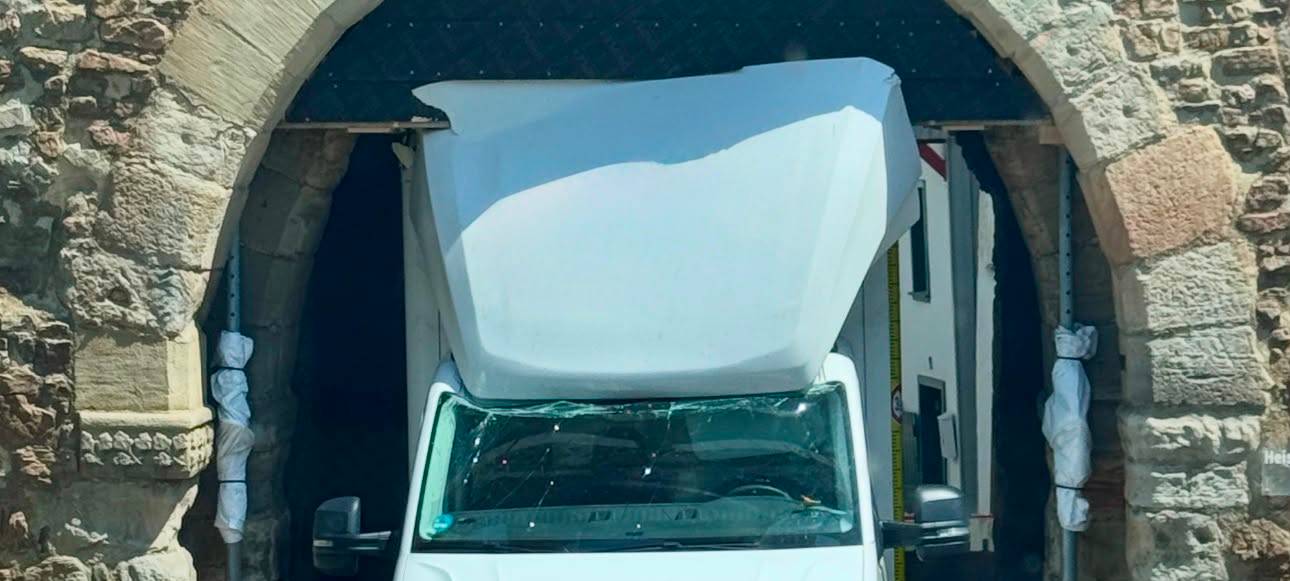Kleinlaster fährt sich am Heisterbacher Tor fest