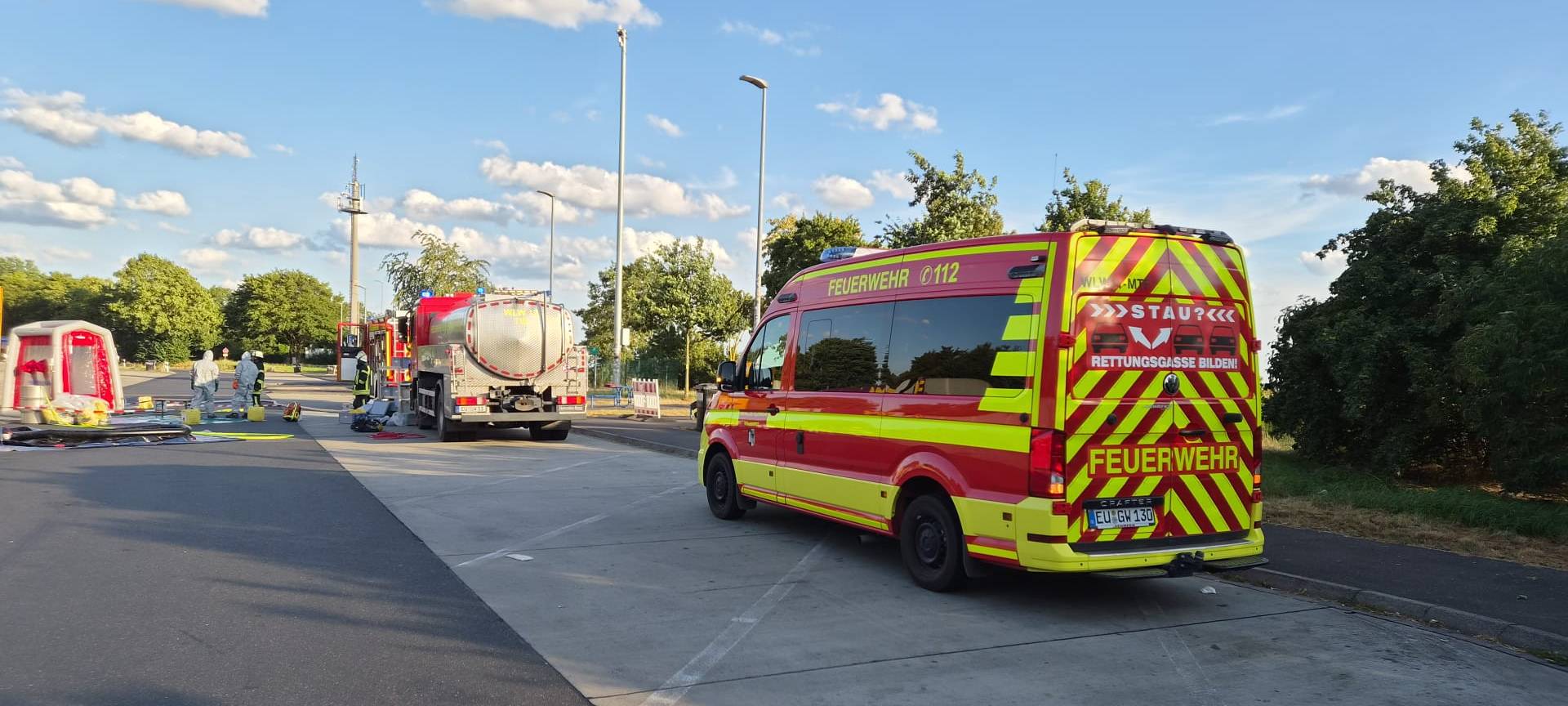 Großeinsatz an der A 61: Ameisensäure aus LKW abgepumpt