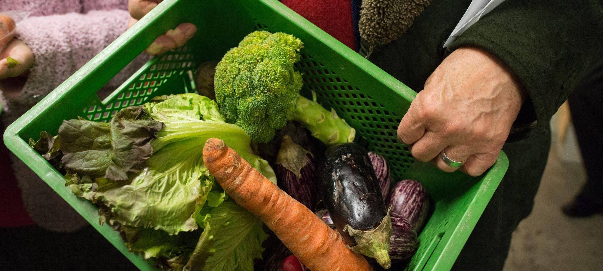 Foodsharing: Mehrwegkiste mit Gemüse