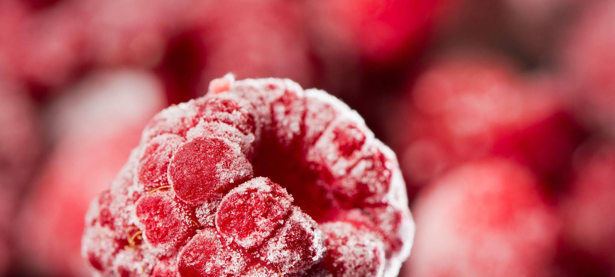 Tiefgefrorene Himbeeren
