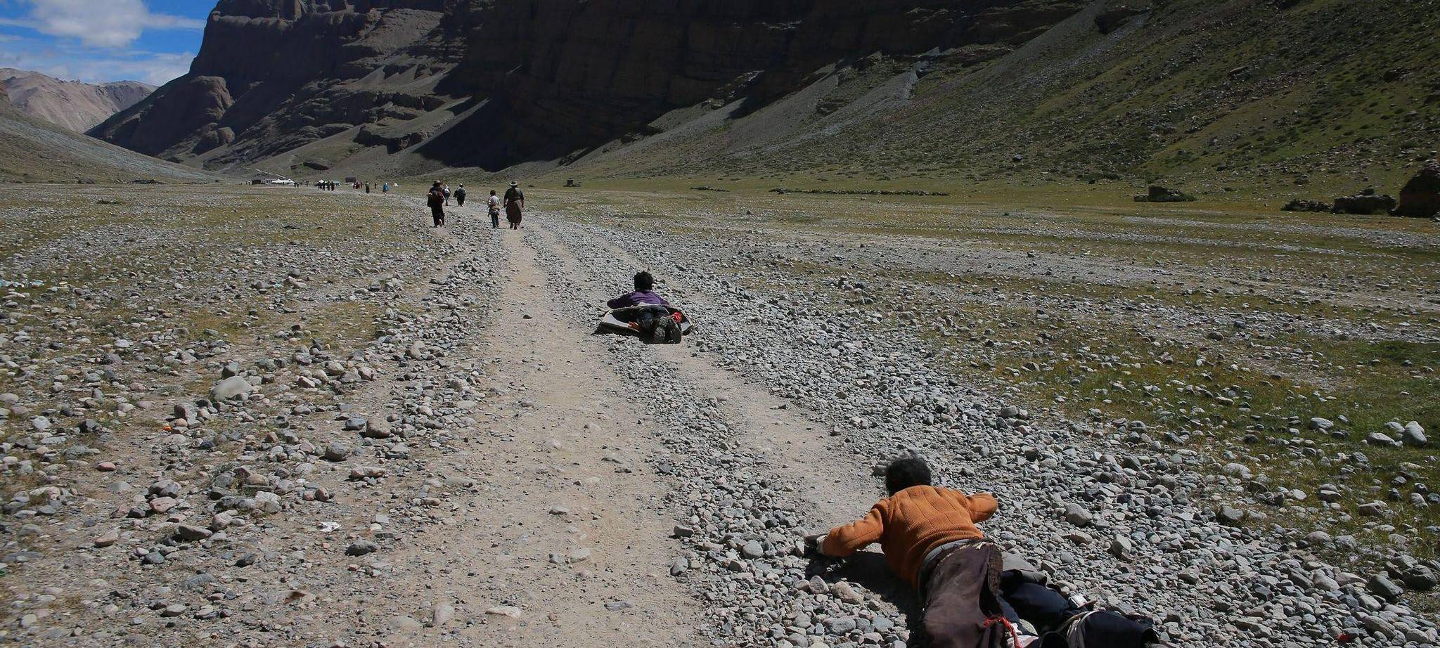 Tibetische Pilger umrunden den Berg Kailash