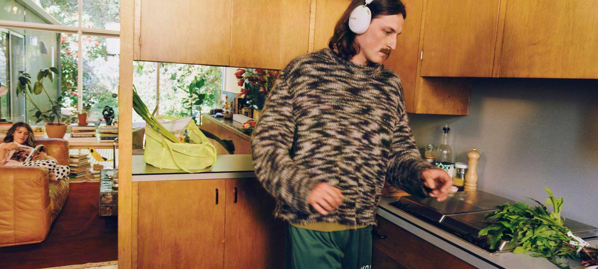 Ein Mann trägt die Kopfhörer Sonos Ace Ultra