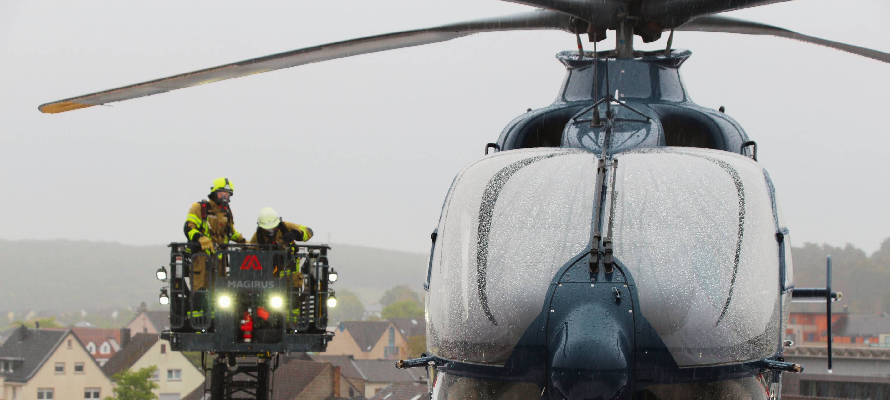 Erfolgreiche Übung mit simuliertem Hubschrauber-Brand