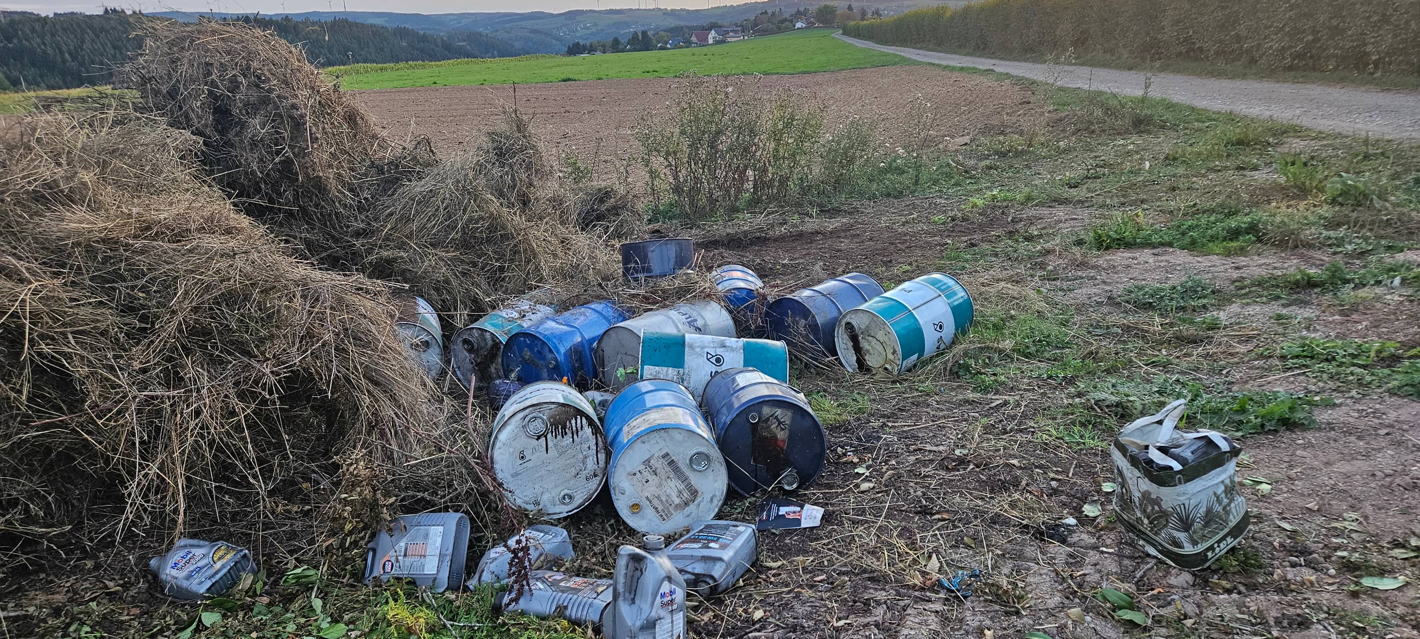 Müll illegal in Feldern im Kreis Euskirchen entsorgt
