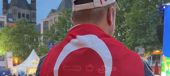 Türkische Fans feiern mit Autokorso