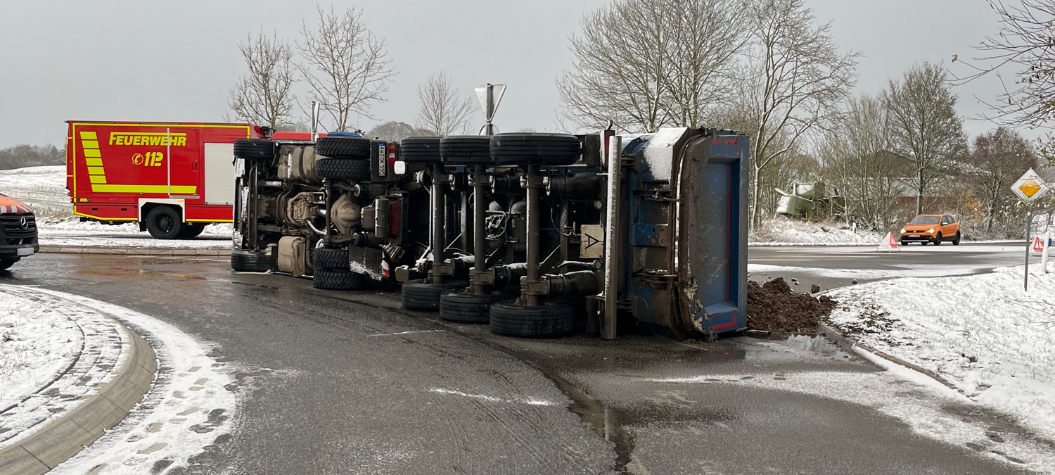 Schneeglätte: Sattelzug bei Zingsheim umgekippt