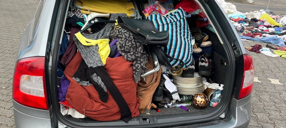 Frau wollte Inhalt eines Altkleidercontainers verkaufen