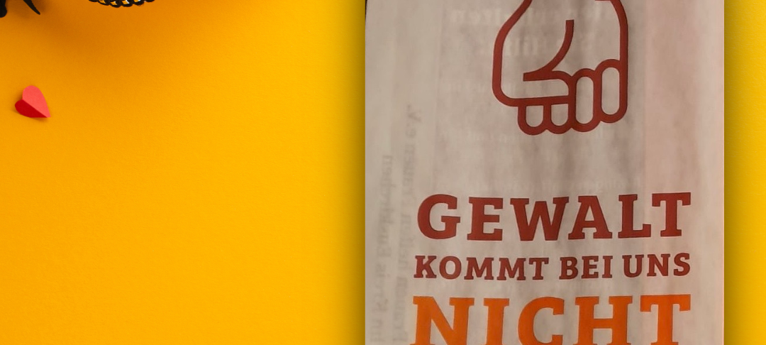 Omas gegen Rechts verteilen in Kall Schokobrötchen