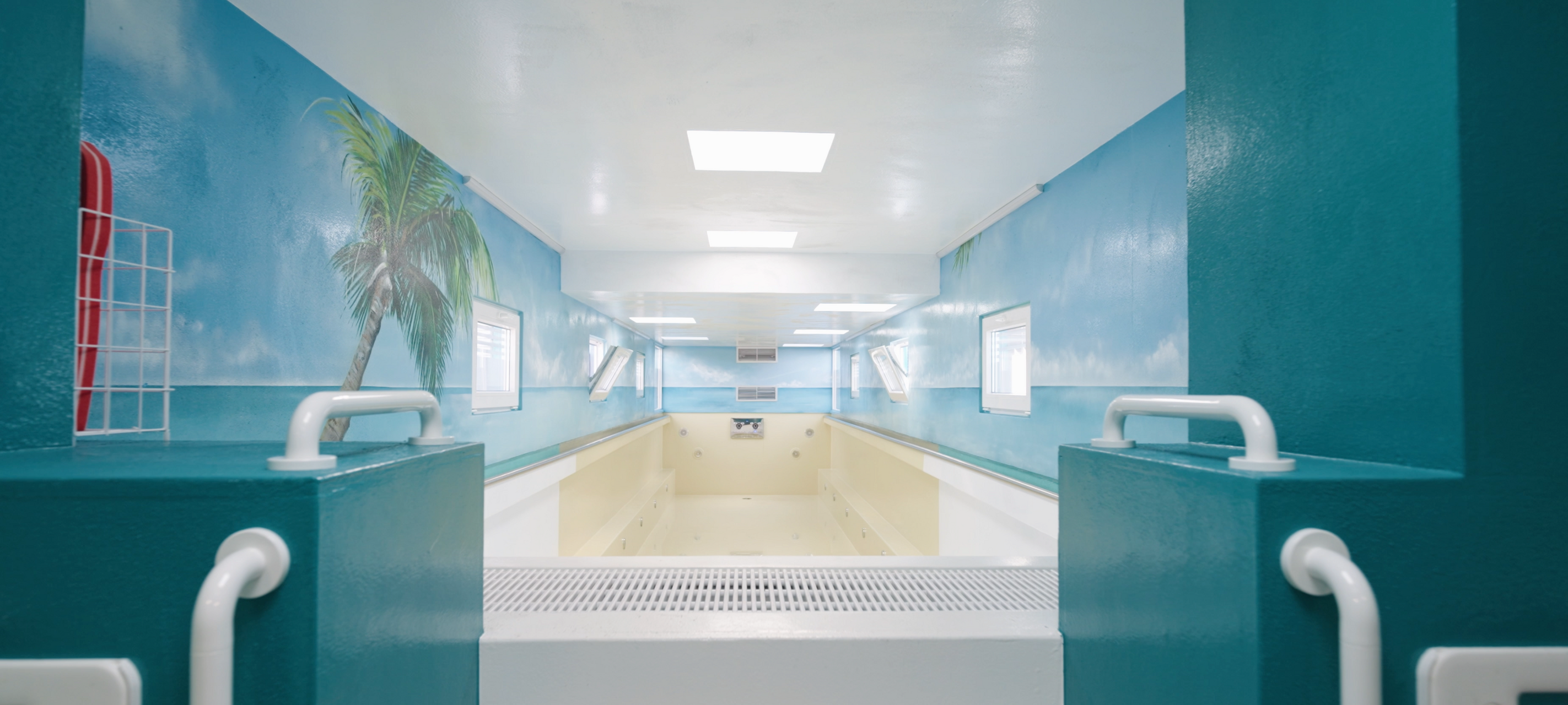 Kall: Schwimmcontainer eröffnet