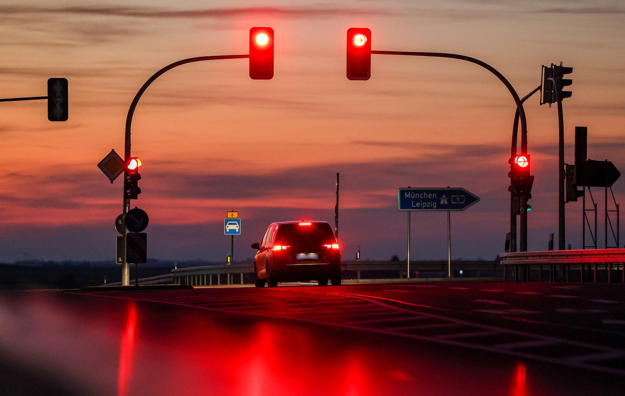 Auto wartet an einer roten Ampel